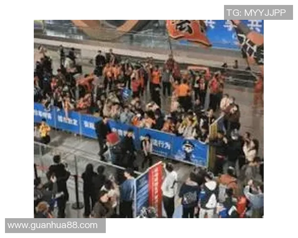 球员赛后感谢粉丝热情接机,机场变“球迷海”